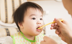離乳食を食べている赤ちゃんの画像
