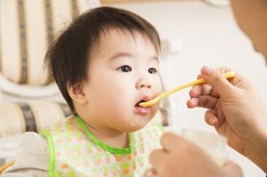 離乳食を食べる赤ちゃんの画像