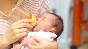 ミルクを飲む赤ちゃんの画像