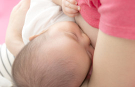 母乳を飲んでいる赤ちゃん