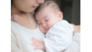 ママに抱っこされている赤ちゃんの画像